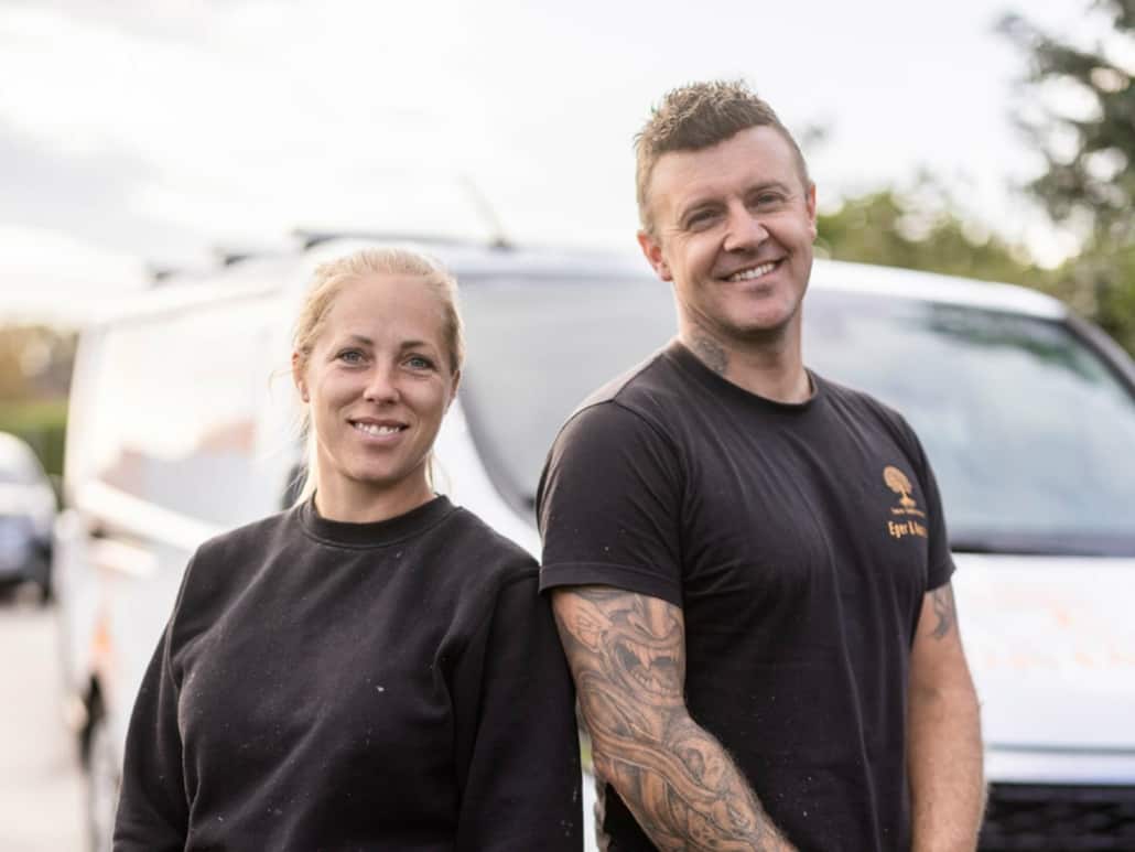 Kvindelig håndværker står ved et stillads