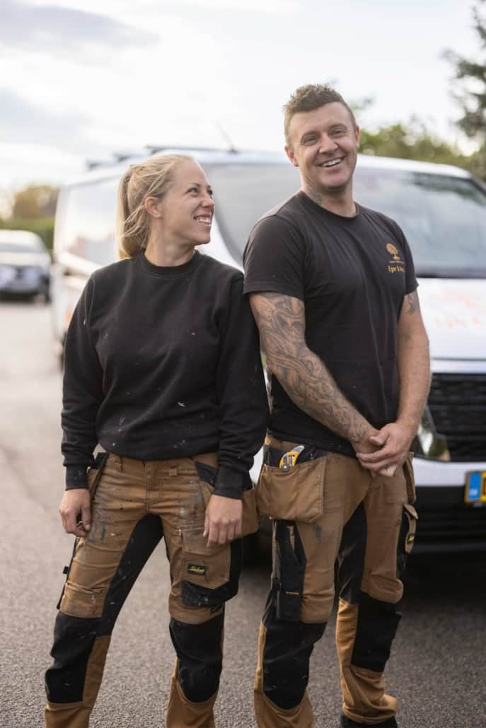 Tilbygning i træ malet sort